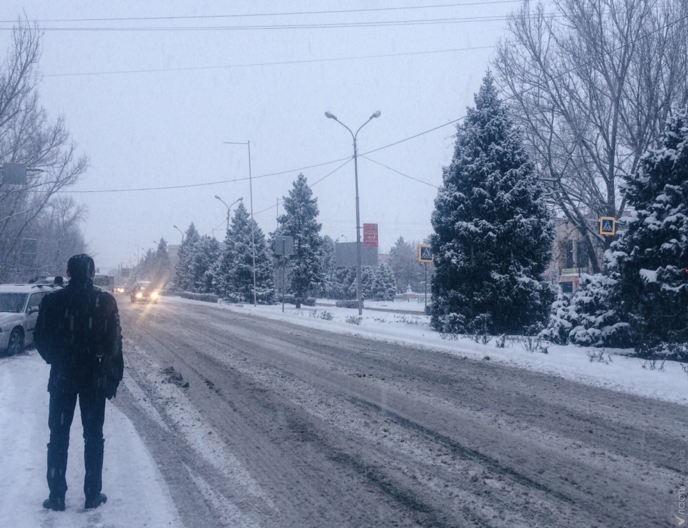 В Алматы снег убирают более 400 единиц техники