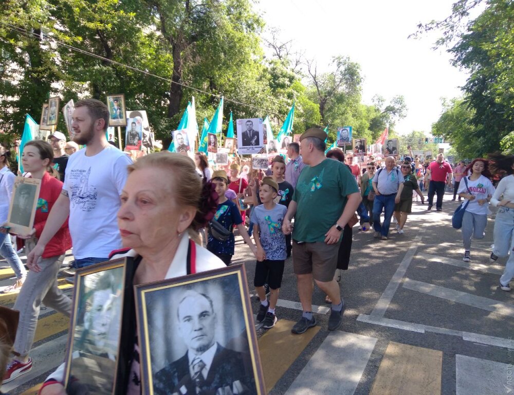 Несколько тысяч человек участвует в шествии ко Дню Победы в Алматы 