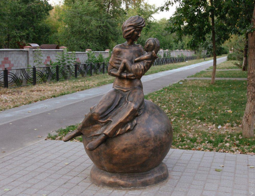 Украшает ли Алматы памятник с младенцем? 