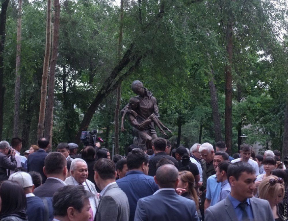В Алматы открыт памятник жертвам голода 1931-1933 годов