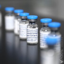 Бекшин заявил о поставках в Алматы в апреле 6 тыс. доз казахстанской вакцины 
