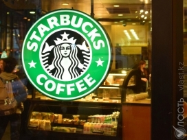 Starbucks наймет на работу 10 000 беженцев по всему миру в ответ на политику Трампа 
