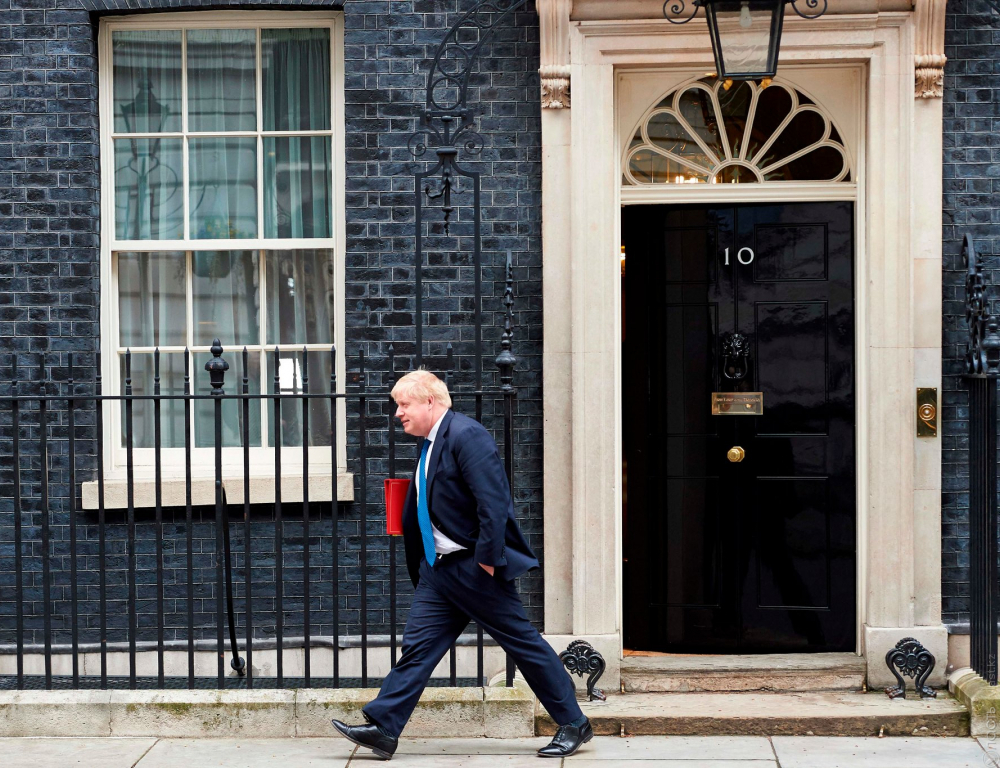 Премьер Великобритании Борис Джонсон подал в отставку на фоне роста недовольства экономическим положением страны
