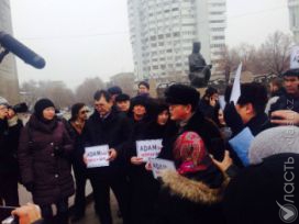 Несколько активистов вышли на площадь в Алматы в поддержку журнала Adambol