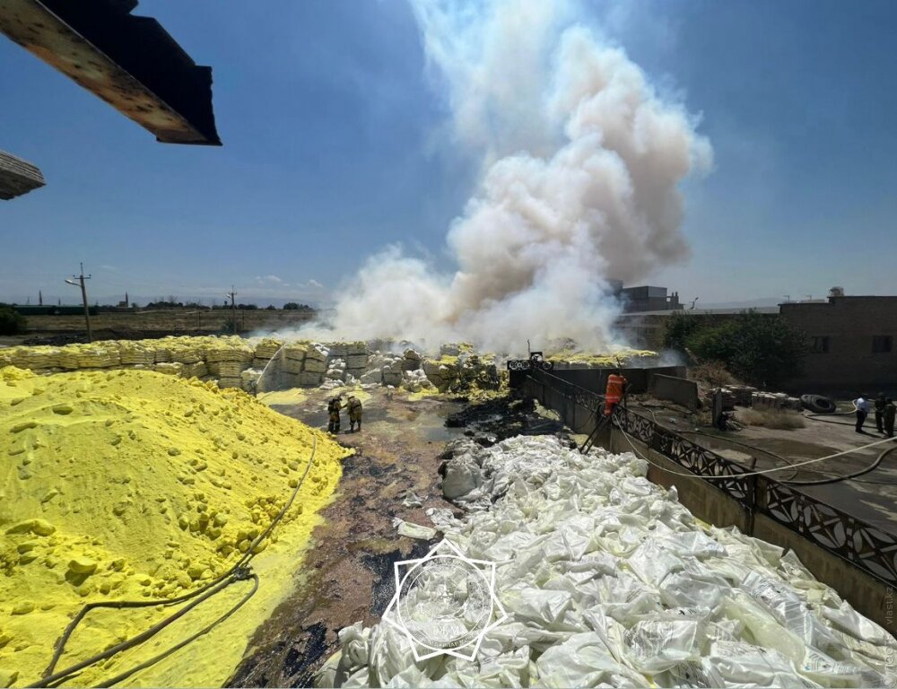 
Пожарные ликвидировали возгорание серы в Шымкенте 