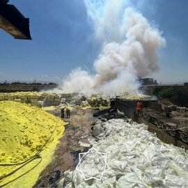 Пожарные ликвидировали возгорание серы в Шымкенте 