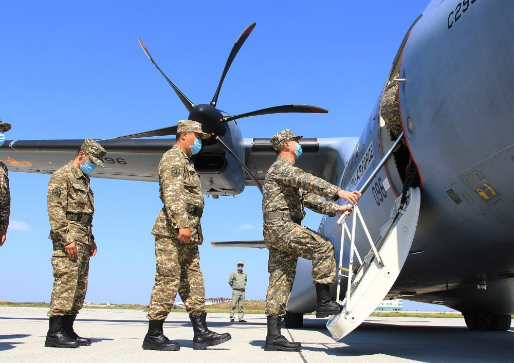 29 казахстанских военных медиков вылетели в Ливан