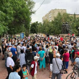 В Уральске и Костанае прошли митинги против обязательной вакцинации 