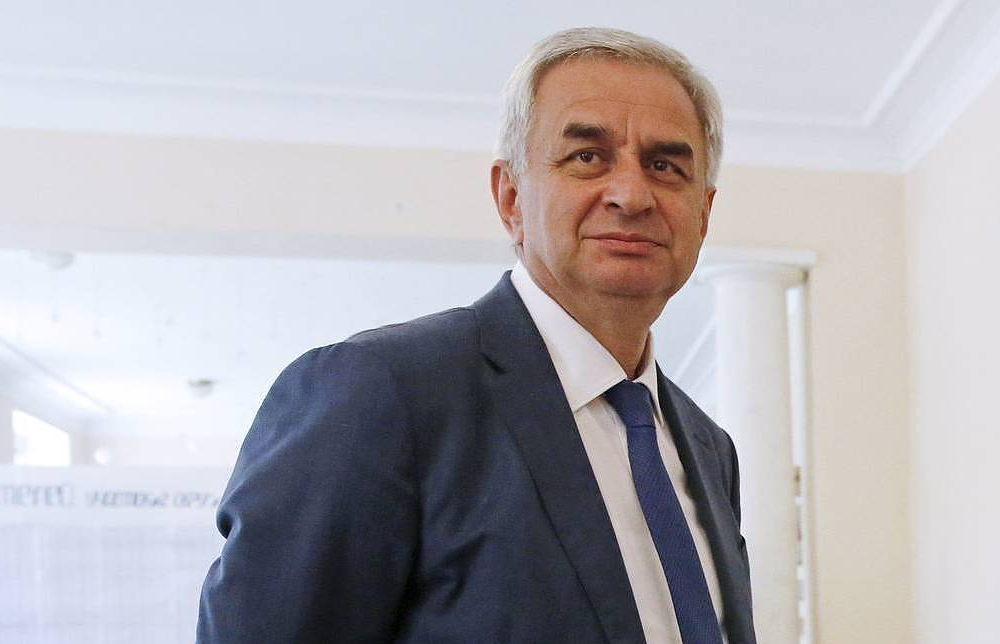 Президент Абхазии ушел в отставку под давлением оппозиции