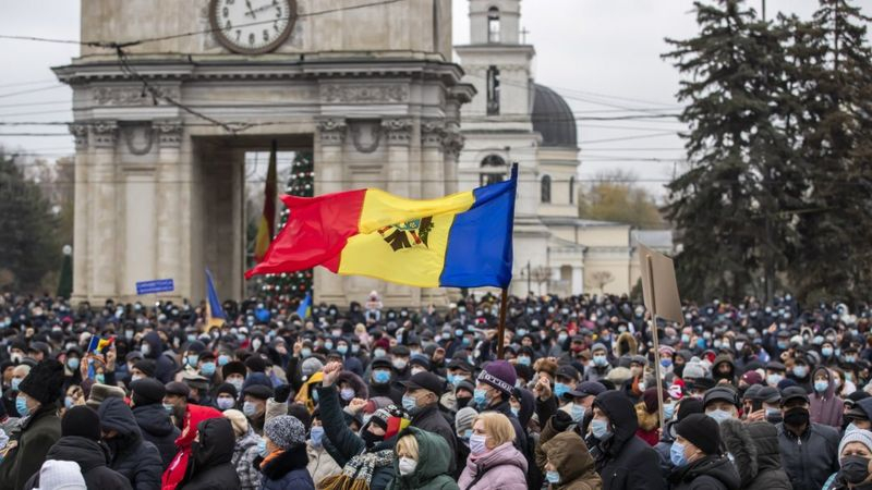 В Кишиневе десятки тысяч сторонников Майи Санду потребовали роспуска парламента