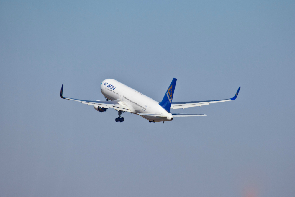 Казахстан обсуждает возобновление прямого авиасообщения с Францией