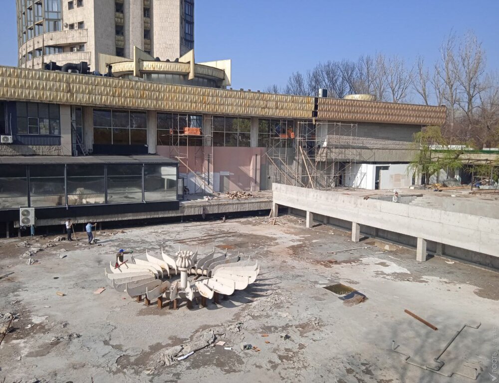 В Алматы продолжается незаконная реконструкция фонтана у гостиницы «Казахстан»