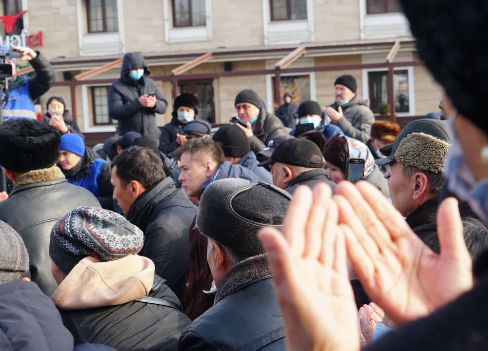 Больше сотни сторонников Демпартии собрались у Монумента Независимости в Алматы
