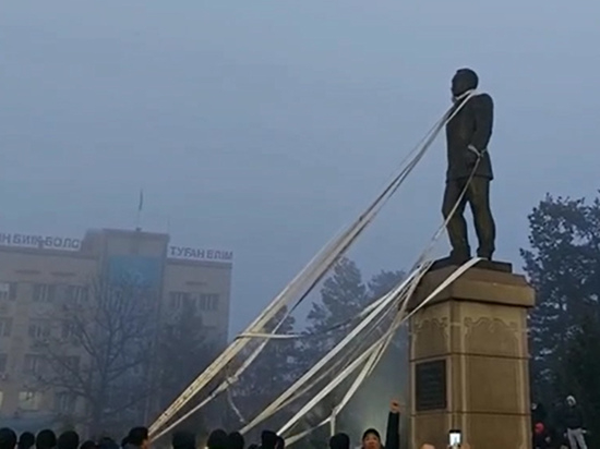 В Талдыкоргане протестующие снесли памятник Назарбаеву