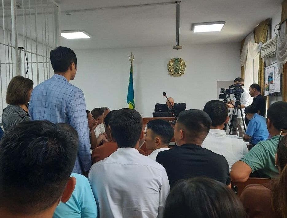 Обвиняемого в пытках утюгом полицейского в Талдыкоргане взяли под стражу 