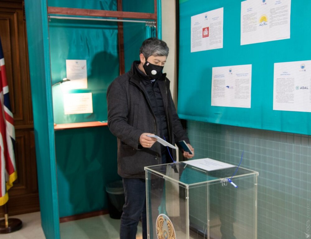 Меньше половины казахстанцев, находящихся за границей, проголосовали на выборах