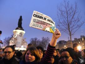 JeSuisCharlie Тысячи парижан пришли в центр почтить память убитых журналистов Charlie Hebdo