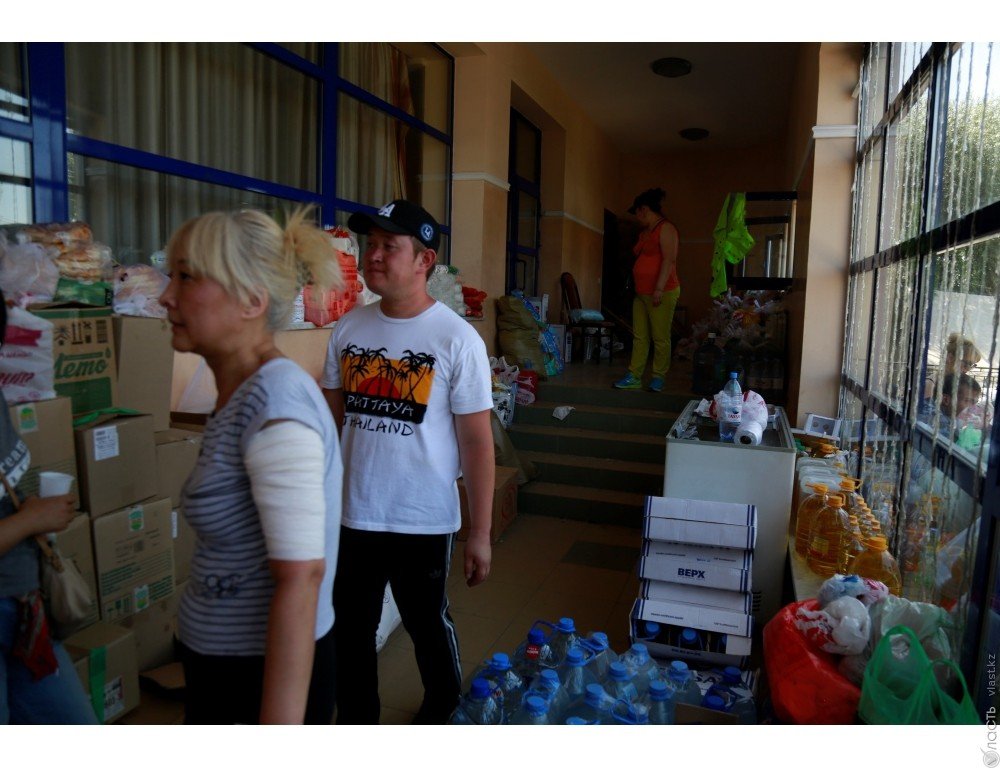 В Алматы волонтеры собирают помощь пострадавшим от паводков