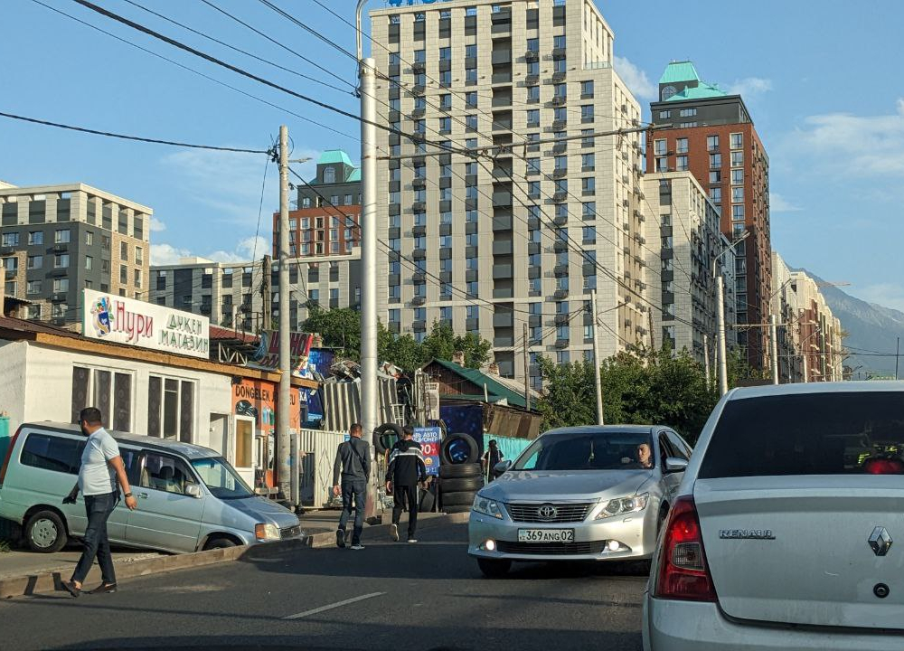 На улицах Розыбакиева и Гагарина не будут запускать новые маршруты общественного транспорта и делать выделенные полосы для него