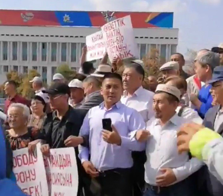 Несколько десятков человек собрались на акцию протеста в центре Алматы 