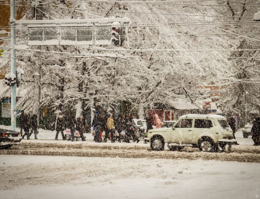Службы ЧС предупреждают о приближающемся сильном снегопаде и усилении ветра в Алматы
