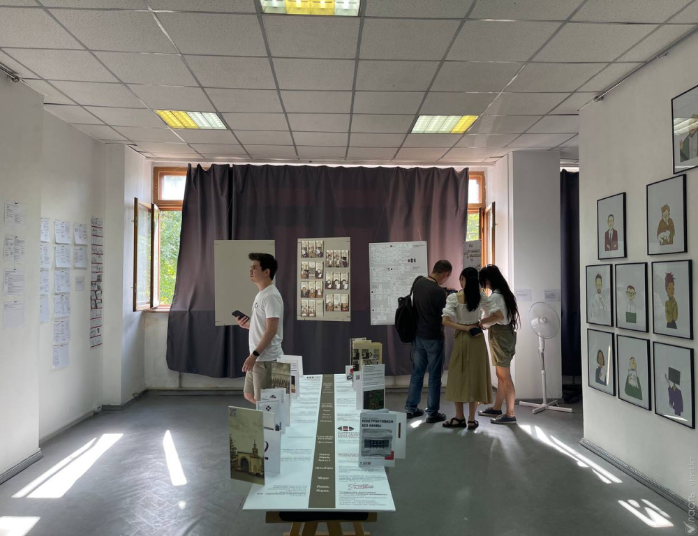 В Алматы проходит выставка визуальной новеллы «Снести нельзя оставить»