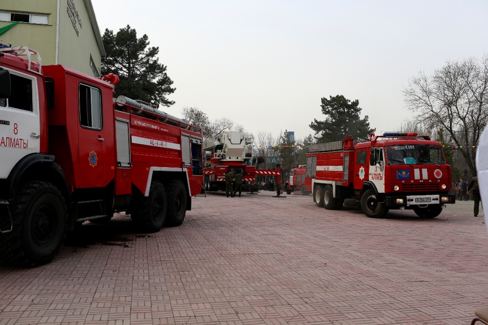В Алматинской области горит строительный цех, площадь пожара - 1800 кв метров
