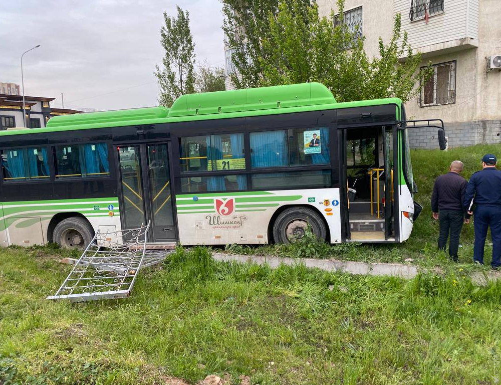В Шымкенте неуправляемый автобус сбил шестерых пешеходов, четверо погибли