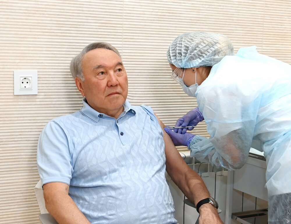 Нурсултан Назарбаев привился вакциной «Спутник V»
