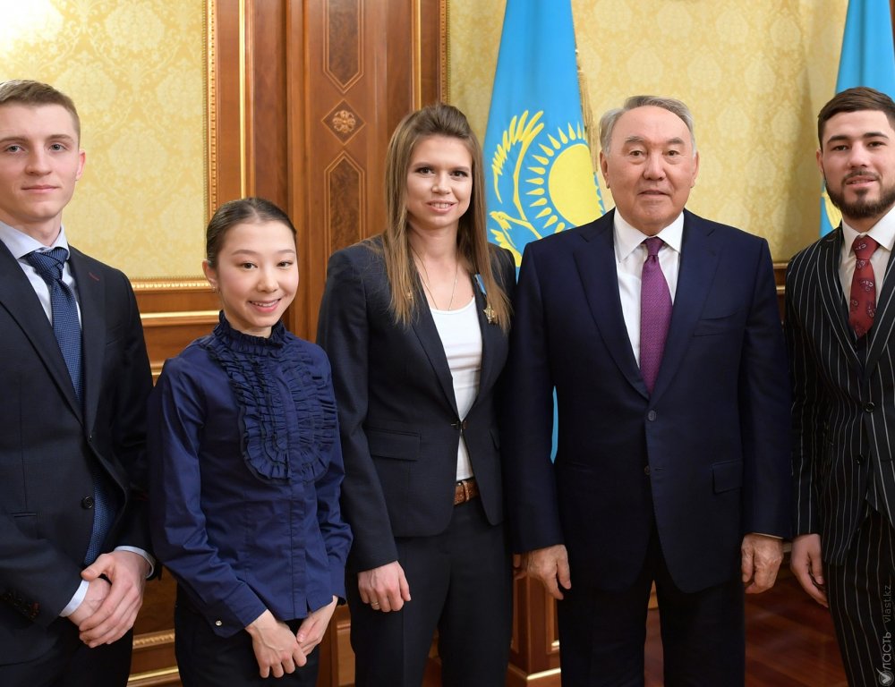 Назарбаев встретился с фристайлисткой Галышевой и фигуристкой Турсынбаевой
