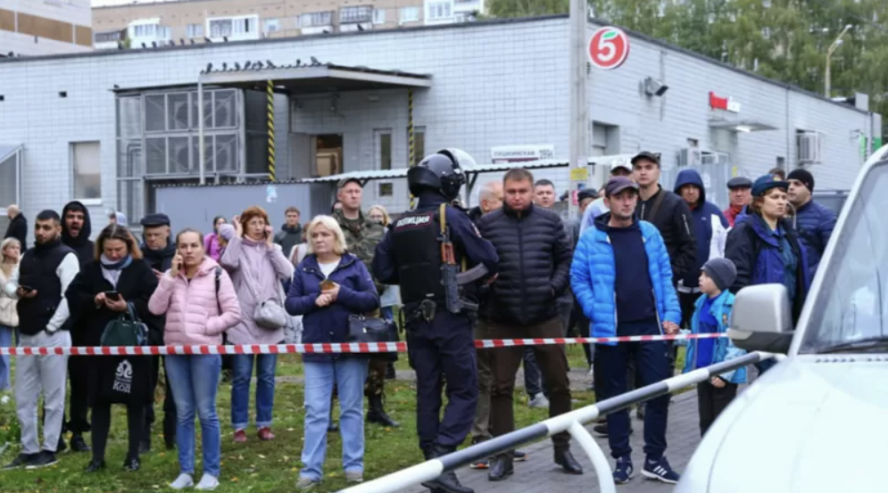В результате стрельбы в школе российского Ижевска погибли девять человек