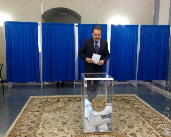 Премьер-министр Казахстана проголосовал вместе с супругой в Астане