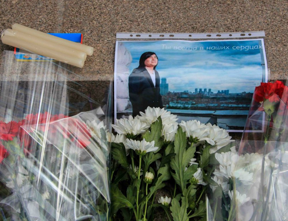 Алматинцы несут цветы ко Дворцу Республики в память о Батырхане Шукенове