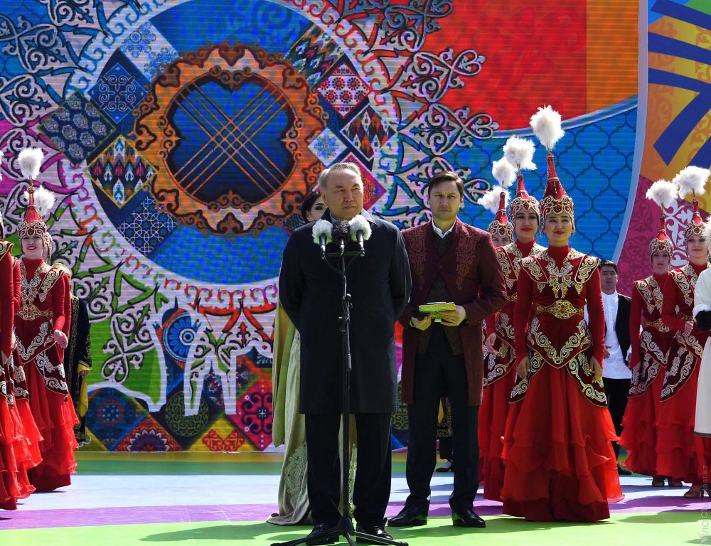 Назарбаев поздравил казахстанцев с Днем единства народа республики