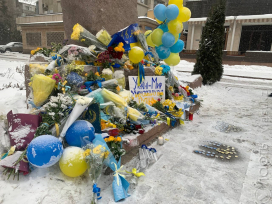 Алматинцы несут цветы и свечи к памятнику Тарасу Шевченко 