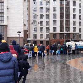 В Астане из-за паводков переполнена канализация, в одном из ЖК отключили воду