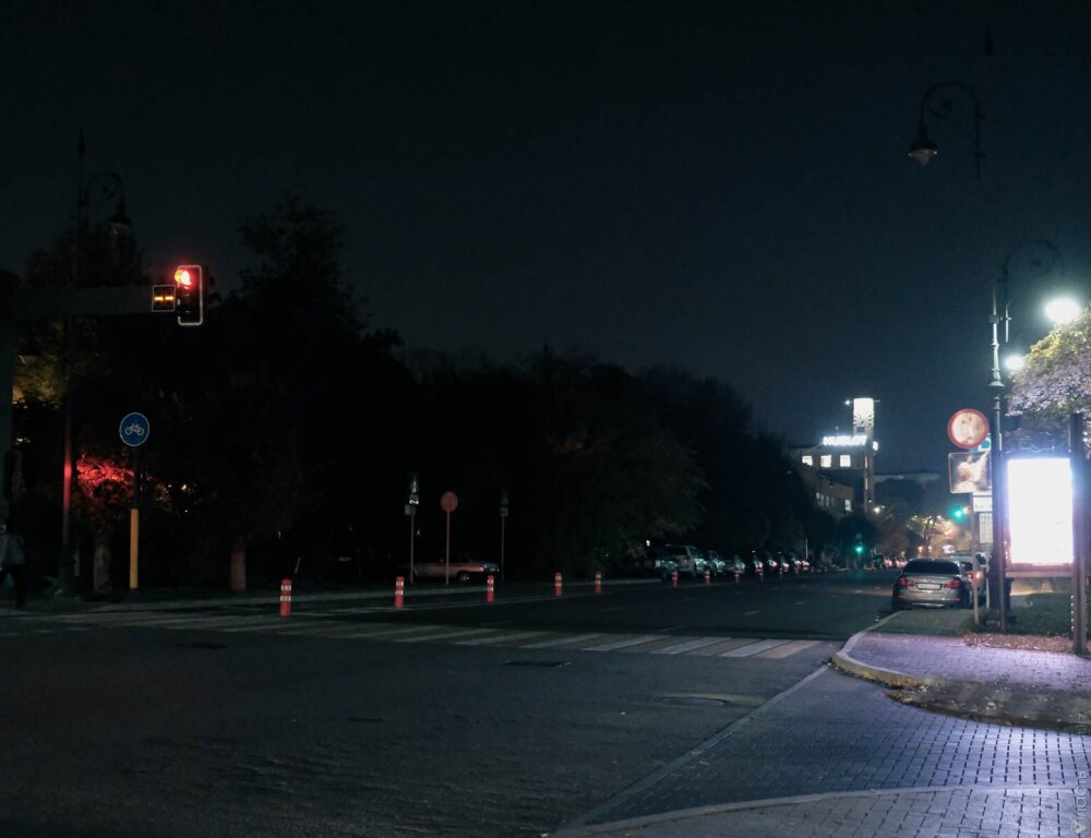 На тротуарах трех магистральных улиц Алматы освещение появится в этом году