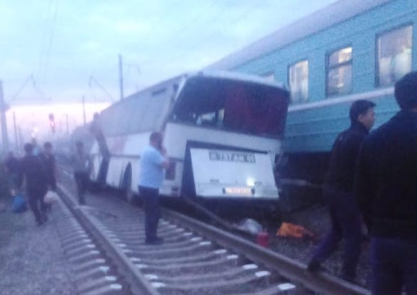 В Алматинской области поезд на полном ходу столкнулся с автобусом