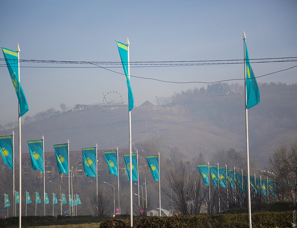 Казахстанцы должны покупать флаги в специальных магазинах – Минкульт