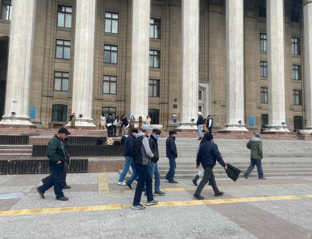 В Алматы проходит шествие с требованием освобождения политзаключенных 