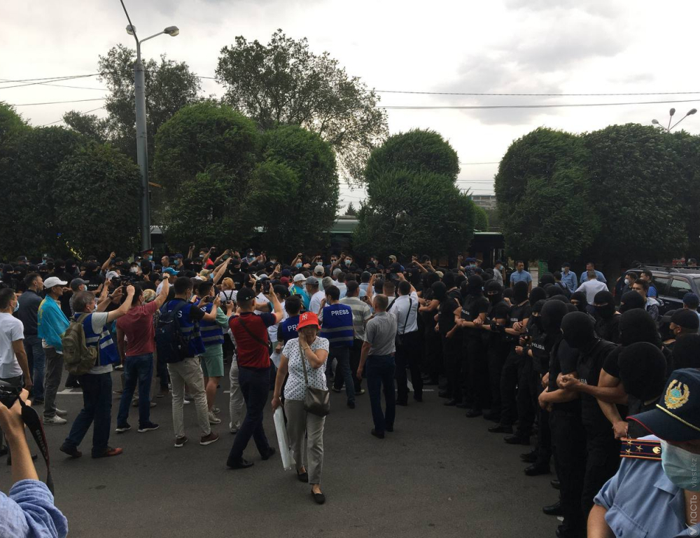 Полиция задержала нескольких участников митинга Демпартии в Алматы 