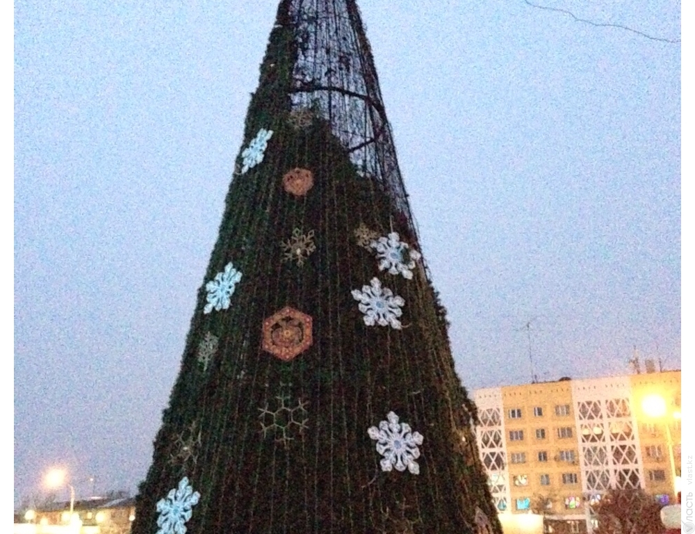 В Алматы загорелась ёлка у входа в парк имени Первого президента 