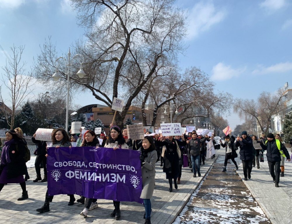 Дипмиссия США поддержала женский марш в Алматы 8 марта