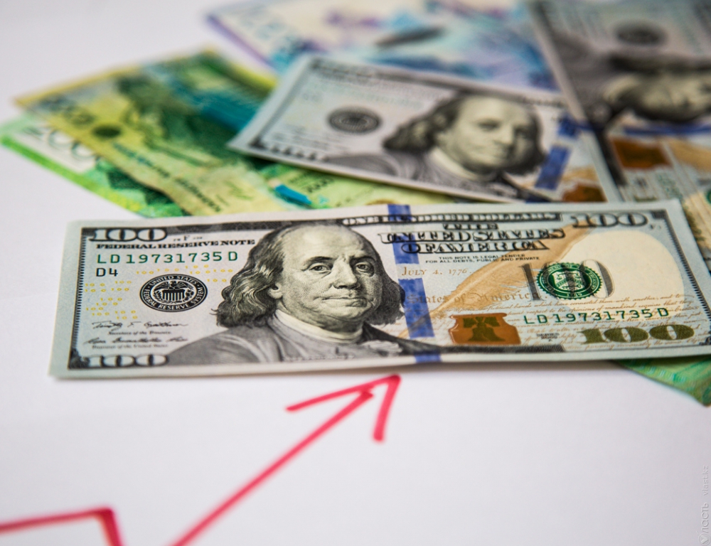 Доллар вновь начал укрепляться: средневзвешенный курс вырос до 307,73 тенге