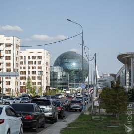 Токаев предлагает запретить строить дома без паркингов
