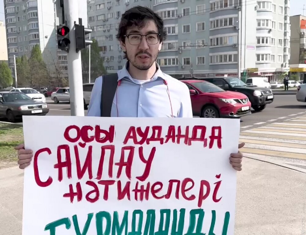Активист Равкат Мухтаров провел в Алматы одиночный пикет против итогов выборов