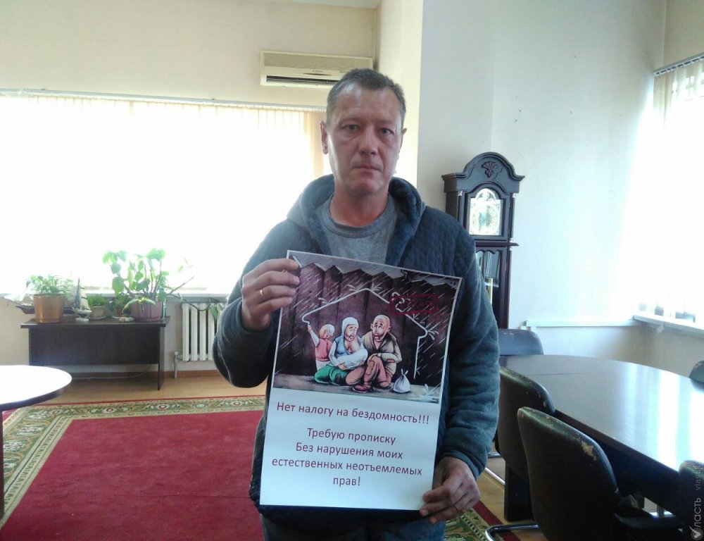 В Алматы экоактивист Андрей Бузыкин вышел на одиночный пикет