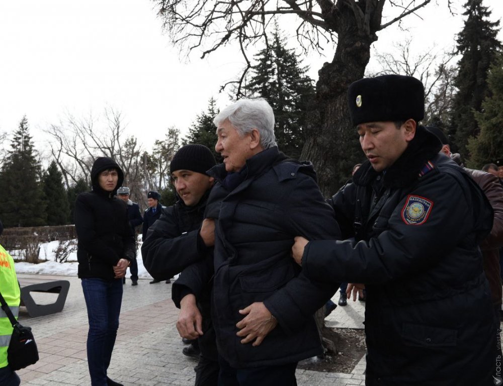 53 человека были задержаны во время митингов в Казахстане, утверждает глава МВД