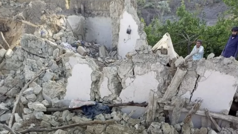 В результате сильного землетрясения в Афганистане погибли по меньшей мере 250 человек