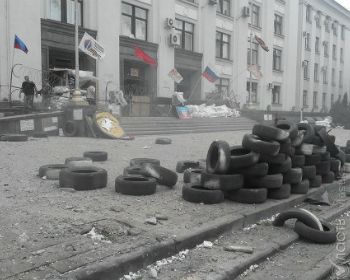 В Украине продолжается противостояние между подконтрольными Киеву силовиками и пророссийски настроенными ополченцами